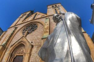 Sarajevo Grand Tour: Old Town, War Tunnel, Olympic Sites & More - Kazandžiluk and Bascarsija: food street energy plus a classic fountain