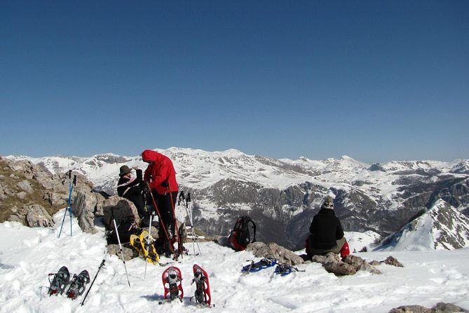 Sarajevo Snowshoeing Adventure - Guides and group size: why 15 people is a sweet spot